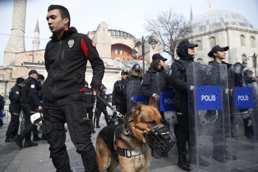 Τουρκία: Εκατοντάδες συλλήψεις δικαστικών για πιθανές σχέσεις με τον Γκιουλέν και το πραξικόπημα