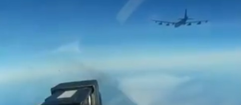 Ρωσικά μαχητικά Su-27 «αναχαιτίζουν» αμερικανικά βομβαρδιστικά B-52H πάνω από τη Βαλτική (Video)