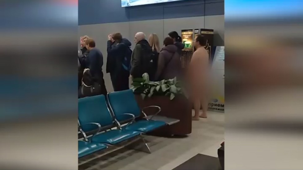 Μόσχα: Επιβάτης γδύθηκε και στάθηκε… γυμνός στην ουρά λίγο πριν επιβιβαστεί στην πτήση του – Τι απίθανο επικαλέστηκε! (Video)