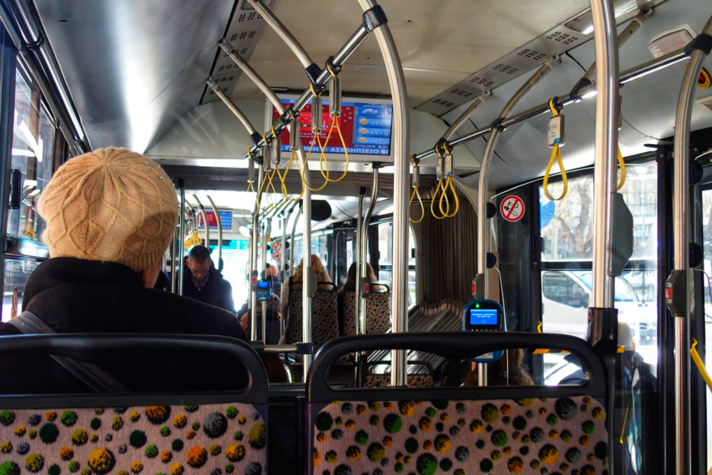 Στιγμές πανικού στη Μεταμόρφωση – Άγνωστοι επιτέθηκαν σε λεωφορείο του ΟΑΣΑ