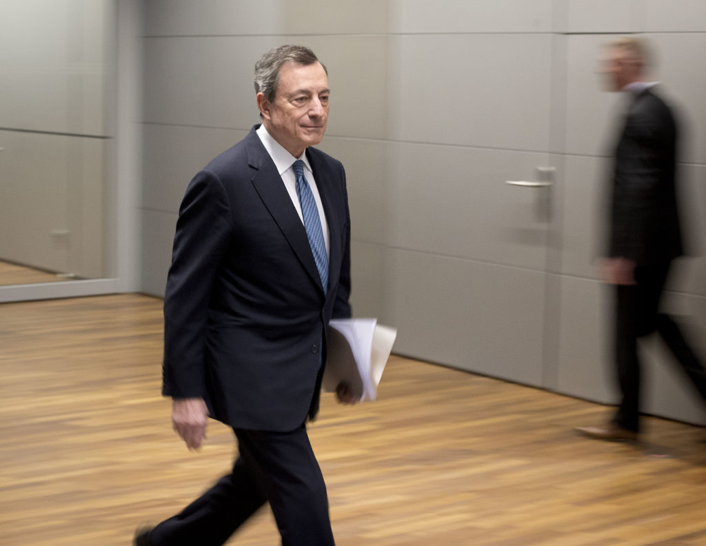 Ντράγκι: Η ΕΚΤ μπορεί να καθυστερήσει και πάλι την αύξηση επιτοκίων
