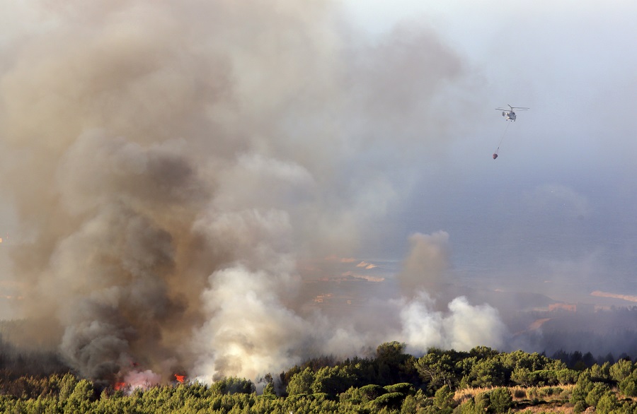 Ασυνήθιστες συνθήκες σε Ισπανία και Πορτογαλία – Μάχη με τις φλόγες δίνει η πυροσβεστική