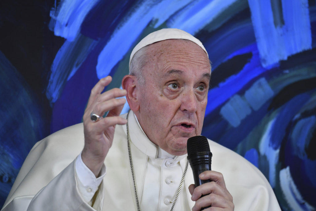 Ο Πάπας αρνείται να τού φιλήσουν το δαχτυλίδι – Viral το Video έξαλλοι οι πιστοί (Video)