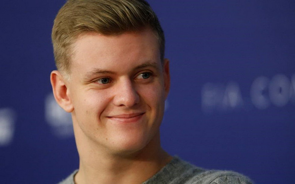 Η Alfa Romeo Racing C38 δοκιμάζεται από τον Mick Schumacher