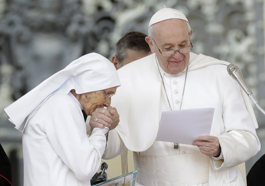 Το μυστήριο λύθηκε: Αυτός είναι ο λόγος που ο Πάπας δεν ήθελε να του φιλήσουν το χέρι