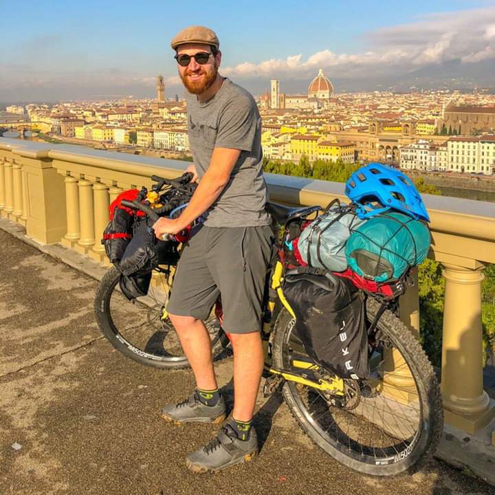 Θεσσαλονική: Έκλεψαν ποδήλατο ακτιβιστή που κάνει το γύρο του κόσμου – Δίνει 1000 ευρώ αμοιβή (Photos)