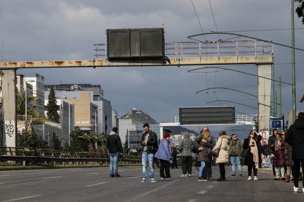 Κυκλοφοριακό κομφούζιο στη Λ. Συγγρού από πινακίδα – «καρμανιόλα» – Αποκαταστάθηκε η κυκλοφορία (Photos)
