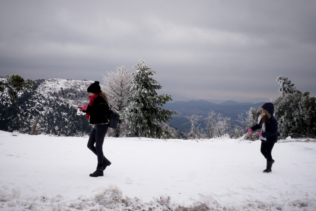 Χιόνια παραμονές Απρίλη στην Πάρνηθα – Σε ποιες περιοχές οι άνεμοι άγγιξαν τα 150 χλμ/ώρα (Χάρτης)