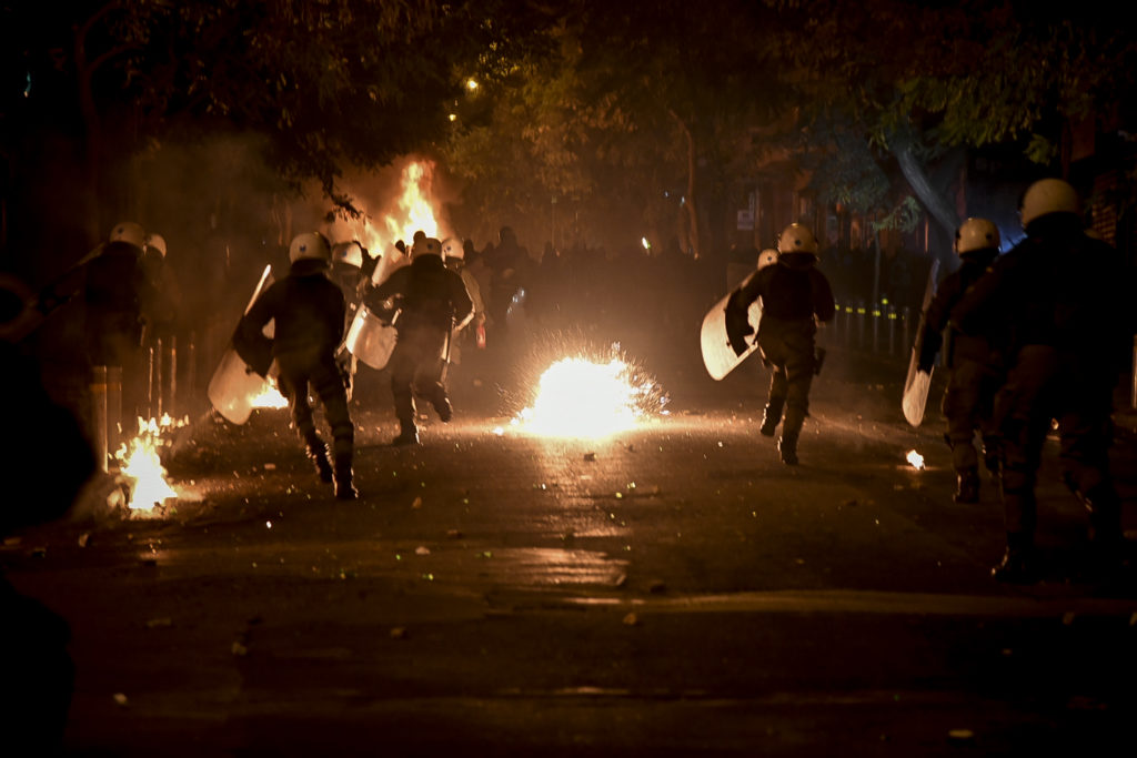 Δύο συλλήψεις για ρίψη μολότοφ και πυρπόληση οχήματος τα ξημερώματα στο Πολυτεχνείο