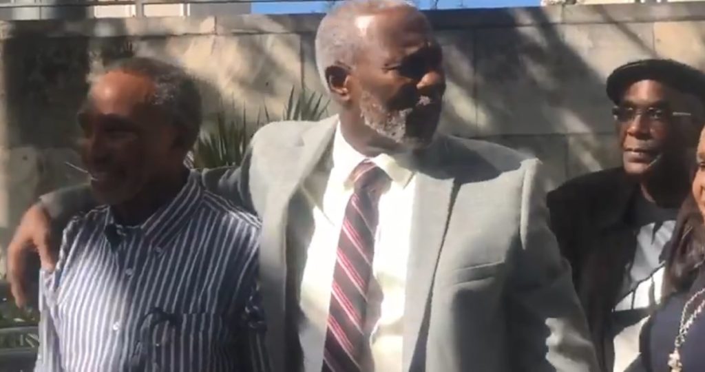 ΗΠΑ: Ελεύθεροι μετά από 42 χρόνια στη φυλακή για φόνο που δεν διέπραξαν (video)
