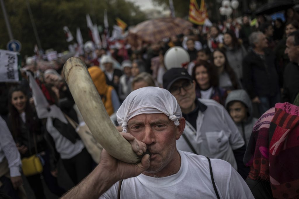 Δεκάδες χιλιάδες Ισπανοί στους δρόμους κατά της ερήμωσης της υπαίθρου (Video)