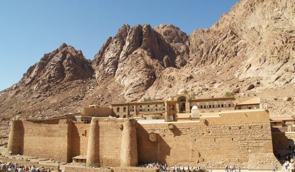 Αίγυπτος: Το Ισλαμικό Κράτος πίσω από την επίθεση στην Αγία Αικατερίνη του Σινά – Καλά στην υγεία τους μοναχοί και προσκυνητές