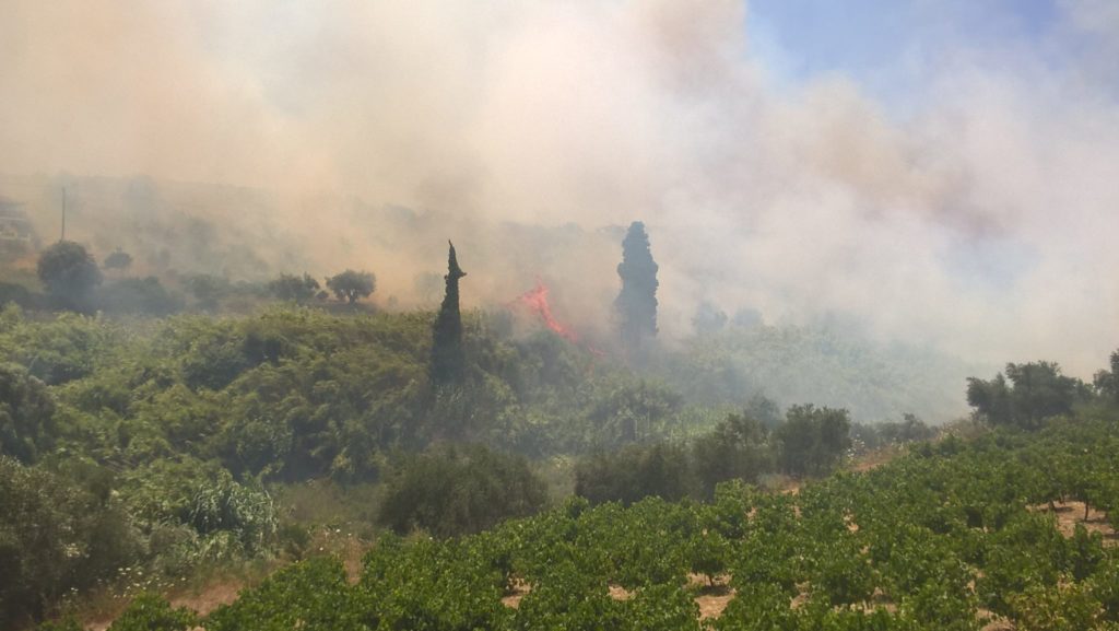 Κρήτη: Φωτιά «μια ανάσα» από τη Μονή Αγκαράθου – Καίει χαμηλή βλάστηση (Video)