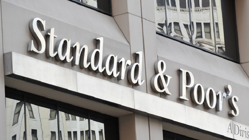 Standard & Poor’s: Αναβάθμισε την προοπτική του ελληνικού αξιόχρεου σε θετική