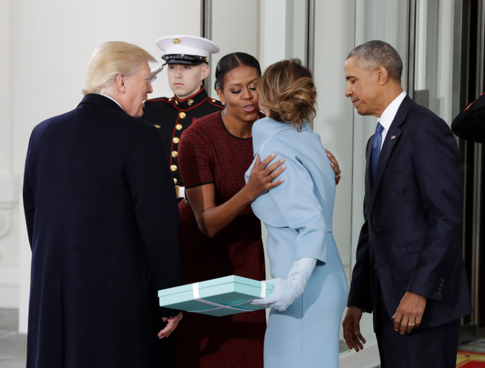 Η Μισέλ Ομπάμα αποκάλυψε το δώρο που δέχτηκε από την Μελάνια Τραμπ