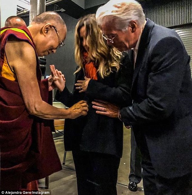 Ρίτσαρντ Γκιρ: Μπαμπάς και πάλι στα 69 του – Ο Δαλάι Λάμα ευλογεί το αγέννητο μωρό του (Photo)