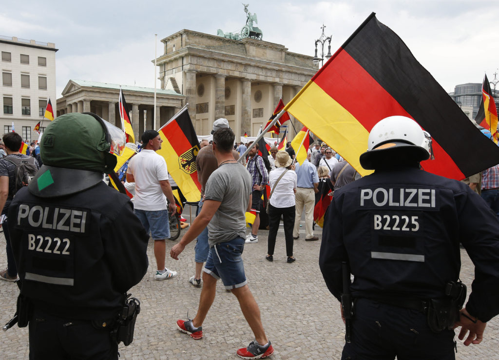 Γερμανία: Η ΑfD αυξάνει το ποσοστό της, το κόμμα της Μέρκελ υποχωρεί