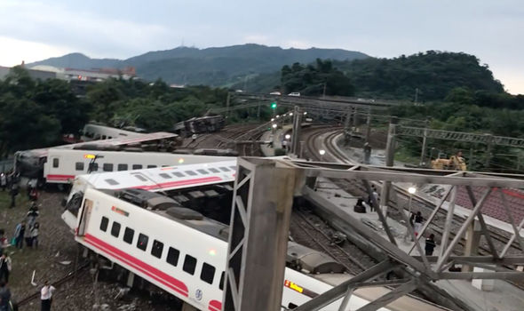 Ταϊβάν: Εκτροχιασμός τρένου στοίχισε τη ζωή σε 17 τουλάχιστον άτομα