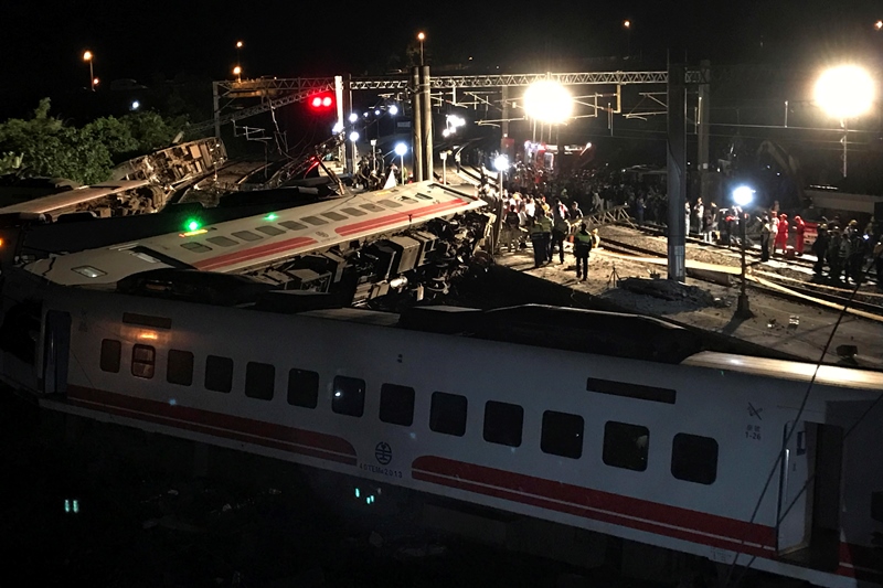 ΤαΪβάν: Τουλάχιστον 22 οι νεκροί από τον εκτροχιασμό τρένου
