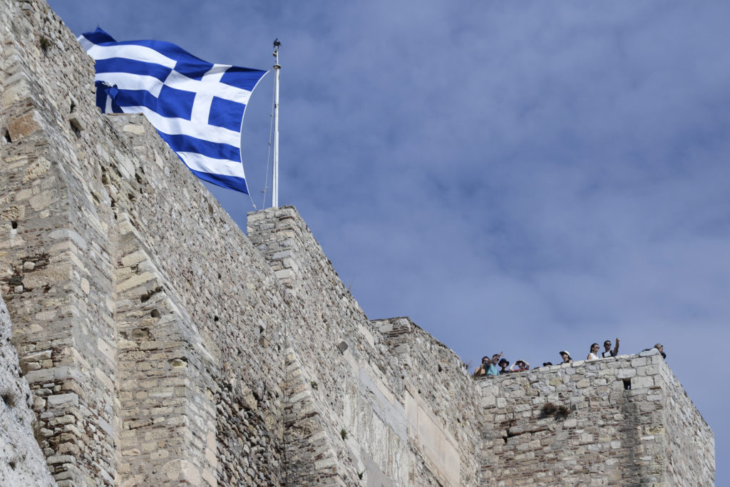 Δέκα μήνες φυλάκιση για τους Γερμανούς που κατέβασαν την Ελληνική Σημαία στα Χανιά