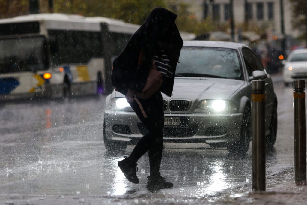 Με λασποβροχές, καταιγίδες και ισχυρούς ανέμους ξεκινά η βδομάδα (Video)