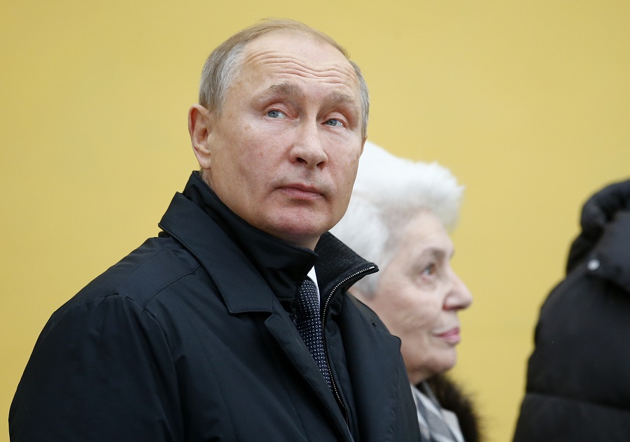 Η Bild αποκάλυψε ταυτότητα του Πούτιν που βρέθηκε στα αρχεία της Στάζι – Τι απαντά το Κρεμλίνο