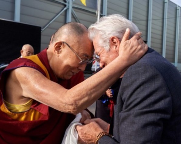 Ο Ρίτσαρντ Γκιρ έγινε πατέρας στα 69 του με τις ευλογίες του Δαλάι Λάμα