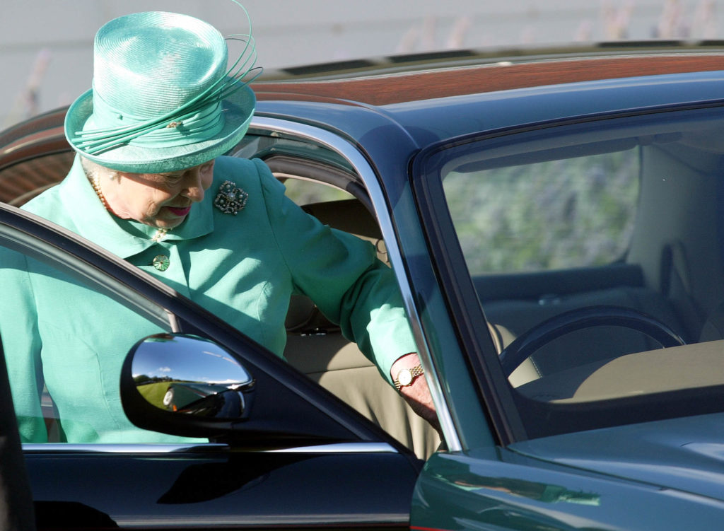 Η βασίλισσα Ελισάβετ σταματάει να οδηγεί στα… 93