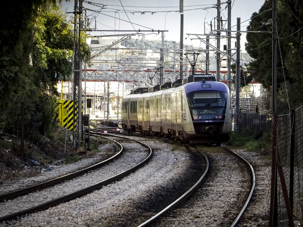 Ατύχημα με τον Προαστιακό στους Αγίους Θεοδώρους – Δεν υπήρξε εκτροχιασμός λέει η ΤΡΑΙΝΟΣΕ (Video – Photos)