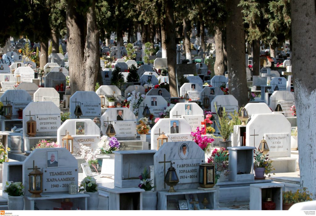 Πέλλα: Έκλεβαν καντήλια από νεκροταφεία