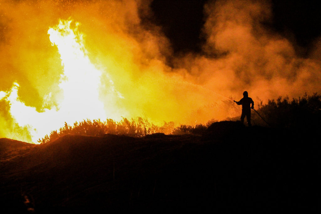 Ολονύκτια μάχη με τις φλόγες στο δάσος της Στροφυλιάς – «Στάχτη» πάνω από 2.000 στρέμματα (Video – Photos)