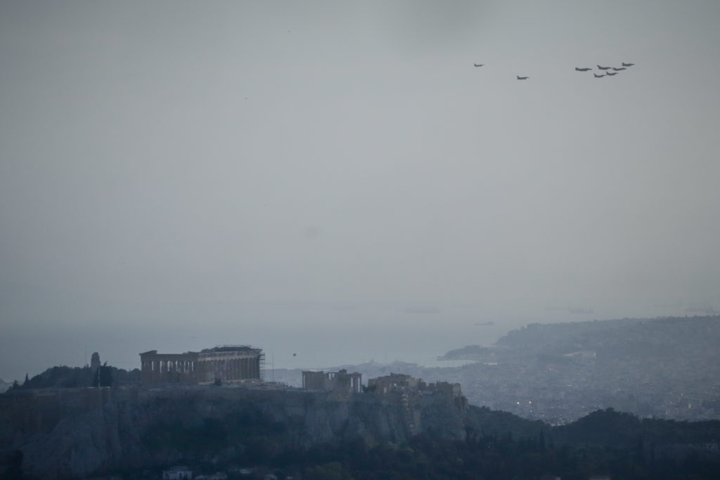 Μαχητικά αεροσκάφη πέταξαν πάνω από την Αθήνα και την Ακρόπολη (Photos)