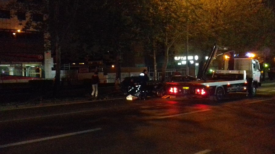 Τροχαίο στην λεωφόρο Αθηνών: Αυτοκίνητο «σφηνώθηκε» στην προστατευτική μπάρα – Τραυματίστηκε ο οδηγός (Photos)