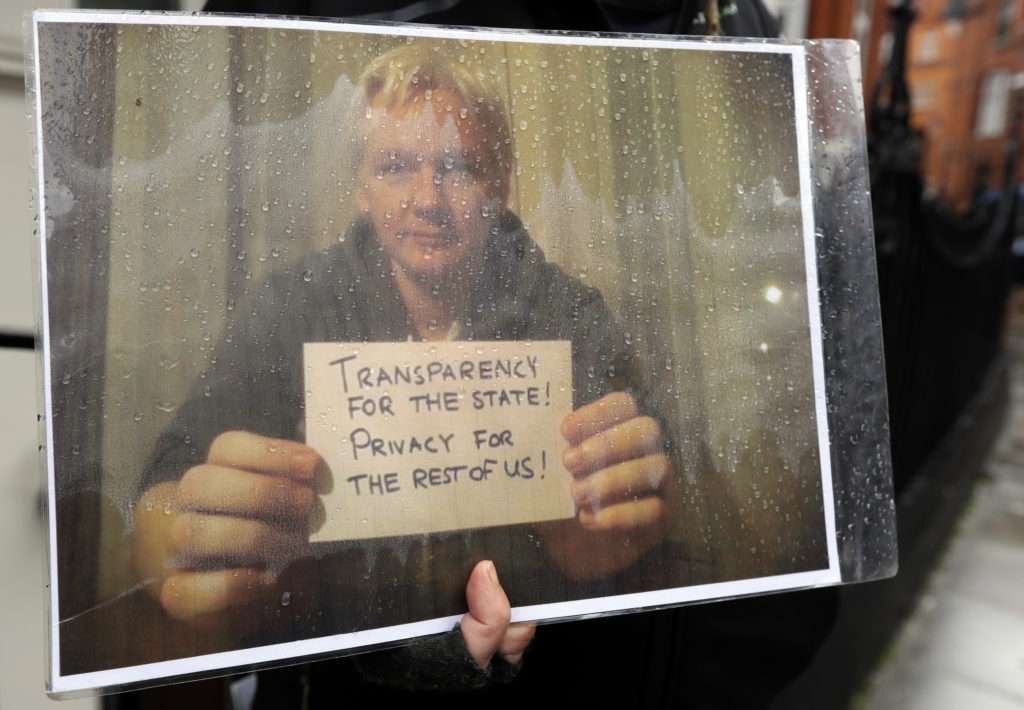 Τζούλιαν Ασάνζ: Κινδυνεύει με απέλαση ο ιδρυτής των wikileaks