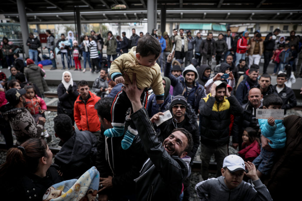 Κατάληψη από πρόσφυγες στον Σταθμό Λαρίσης – Ζητούν να μεταφερθούν στα Διαβατά (Photos)