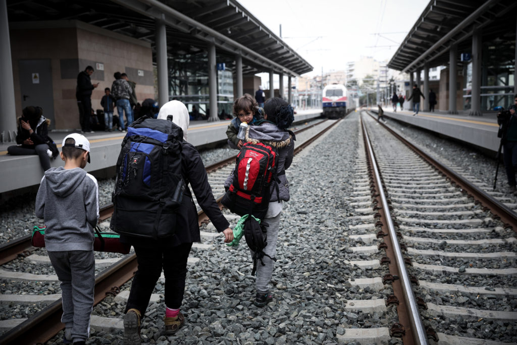 Φεύγουν σταδιακά οι πρόσφυγες από το σταθμό Λαρίσης (Photos)