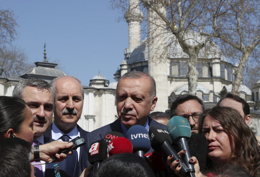 Ο Ερντογάν έχει νεύρα: Του φταίνε ΗΠΑ και Ευρώπη για την ήττα σε Άγκυρα και Κωνσταντινούπολη