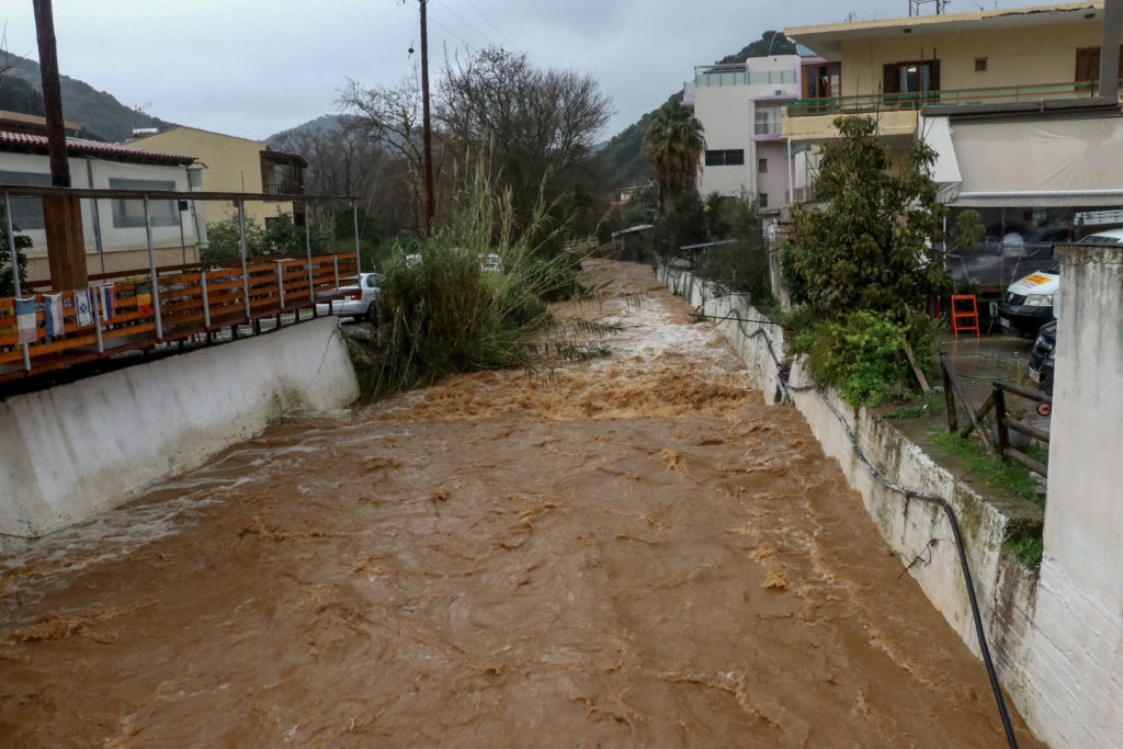 Παρασύρθηκαν οχήματα και έκλεισαν δρόμοι από καταρρακτώδη βροχή στο Ηράκλειο (Video)