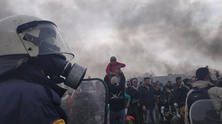 Νέα σοβαρά επεισόδια στα Διαβατά με ρίψη χημικών από ΜΑΤ και πέτρες από τους πρόσφυγες (Photos+Videos)