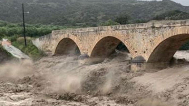 Η κακοκαιρία «απειλεί» γέφυρα-στολίδι 100 ετών στην Κρήτη (Video)