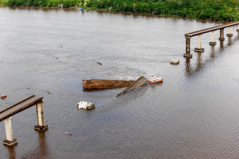 Βραζιλία: Πορθμείο έπεσε πάνω σε γέφυρα και τη …γκρέμισε (εικόνες)