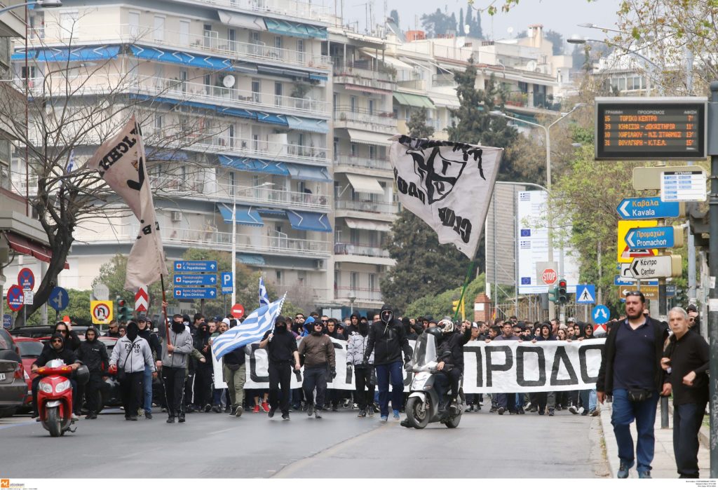 Συλλαλητήριο ΠΑΟΚτζήδων με έντονο εθνικιστικό χαρακτήρα και τρικάκια για τους «προδότες πολιτικούς» (Photos+Videos)