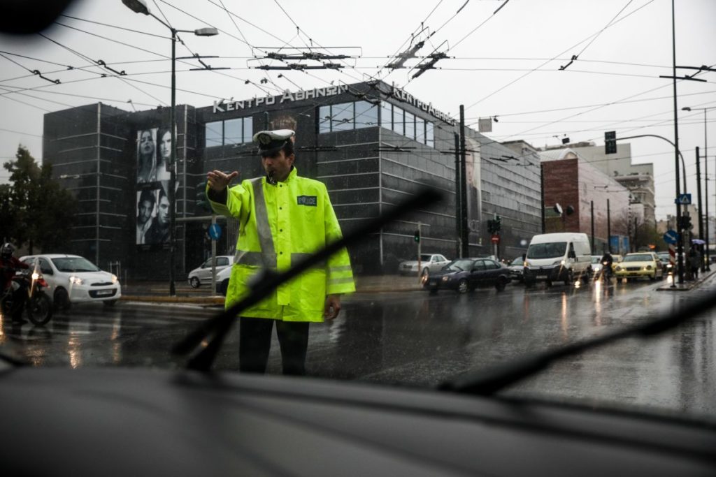 Στην κυκλοφορία ξανά η Πειραιώς – Προβλήματα από τη νεροποντή στον Πειραιά (Photos)