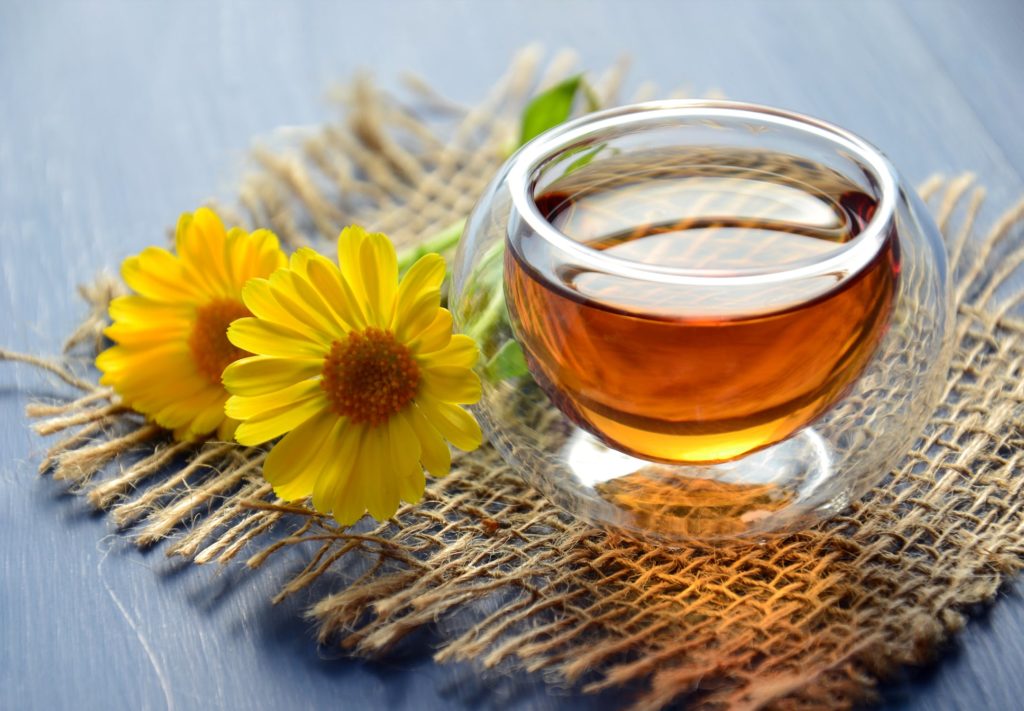 Πονόλαιμος: Λεμόνι, μέλι, ή αλκοόλ είναι η καλύτερη αντιμετώπιση;