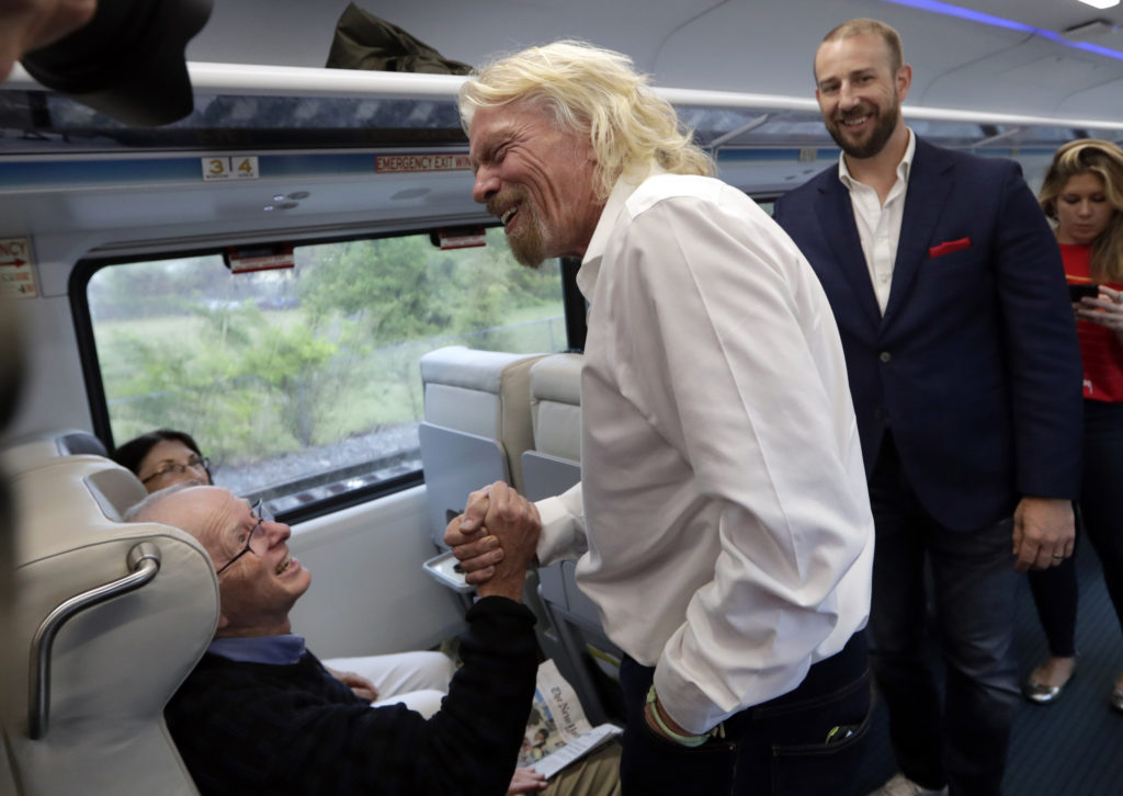 Ρίτσαρντ Μπράνσον: Ο δισεκατομμυριούχος που σερβίρει τσάι τους επιβάτες του δικού του τραίνου (Photos)