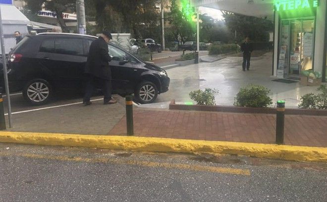 Παρκάρισμα για… Όσκαρ στην Αγία Παρασκευή – Άφησε το… μισό αυτοκίνητο πάνω στα σκαλιά
