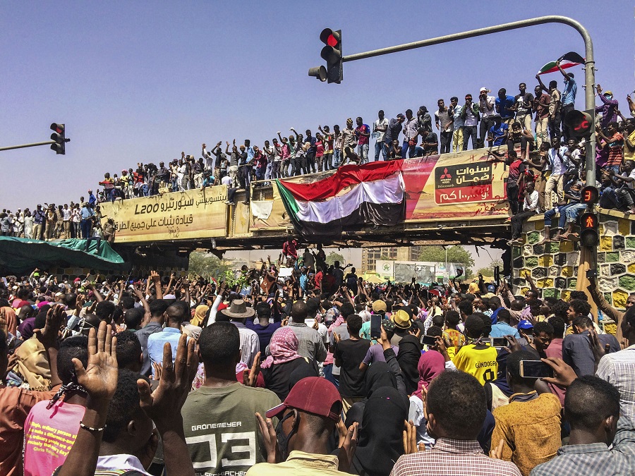 Βάφτηκε στο αίμα η καθιστική διαμαρτυρία στο Σουδάν – Τουλάχιστον 20 νεκροί