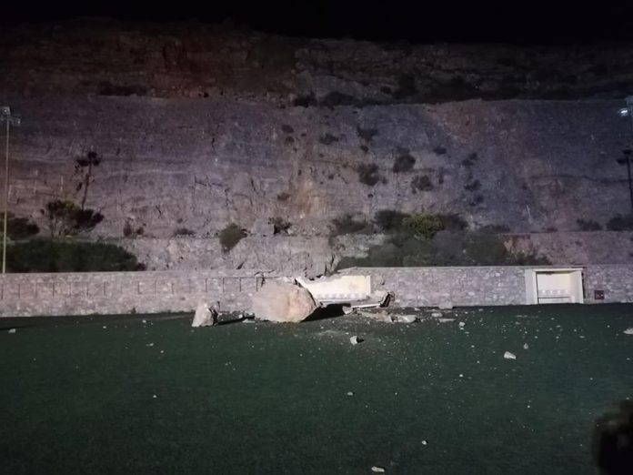 Κατολίσθηση στην Σύρο – Έπεσε τεράστιος βράχος σε ποδοσφαιρικό γήπεδο (Video-Photos)