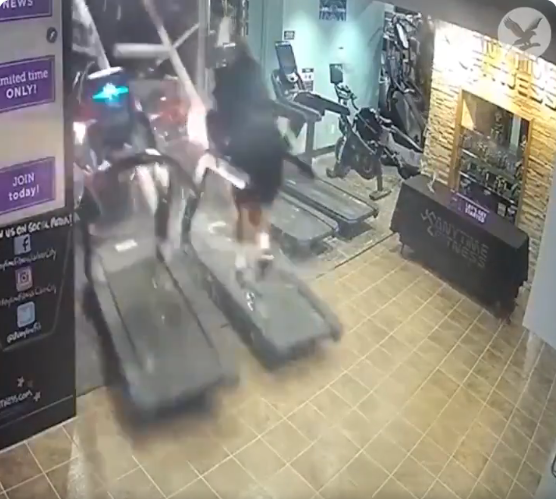 Άνδρας έκανε διάδρομο όταν όχημα έσπασε την τζαμαρία και «μπούκαρε» στο γυμναστήριο (Video)