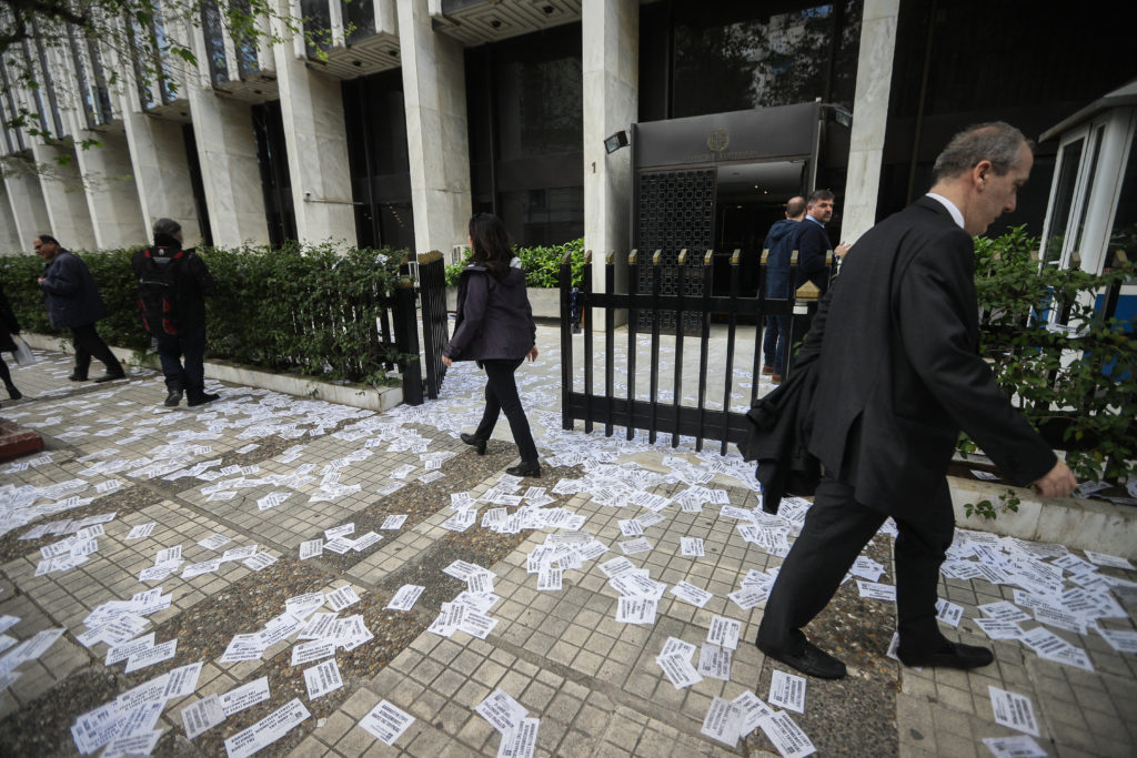 Παρέμβαση του Ρουβίκωνα με τρικάκια και πανό στο ΥΠΕΞ – 18 προσαγωγές